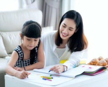 Mengajari Anak Mengerjakan Pekerjaan Rumah